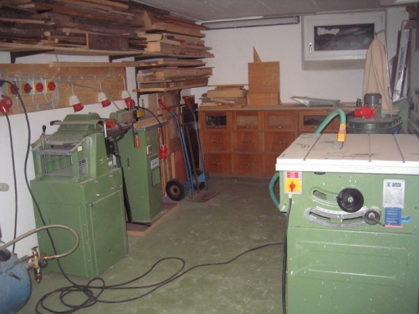 Die Holzwerkstatt mit Schreinereimaschinen
